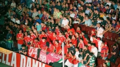 توتر وعنف في مدرجات كامب نو: إخراج مشجعين للأهلي بعد اشتباكات مع جماهير برشلونة