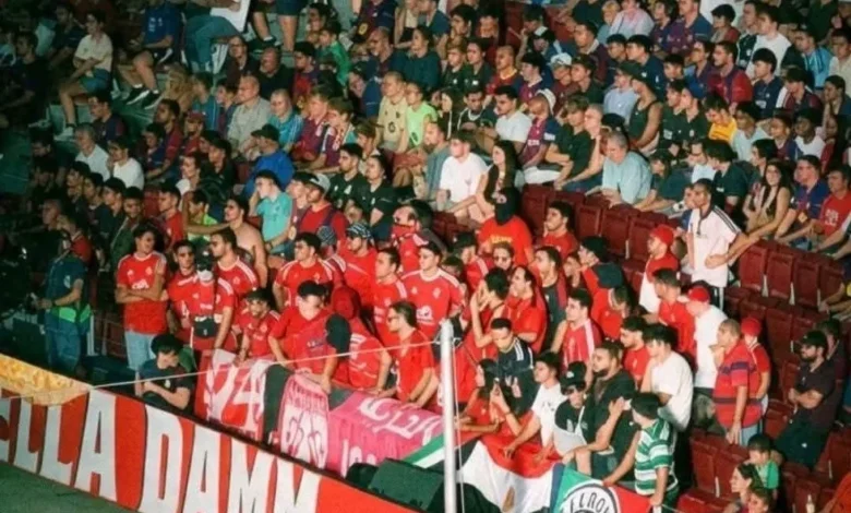 توتر وعنف في مدرجات كامب نو: إخراج مشجعين للأهلي بعد اشتباكات مع جماهير برشلونة 1 توتر وعنف في مدرجات كامب نو: إخراج مشجعين للأهلي بعد اشتباكات مع جماهير برشلونة