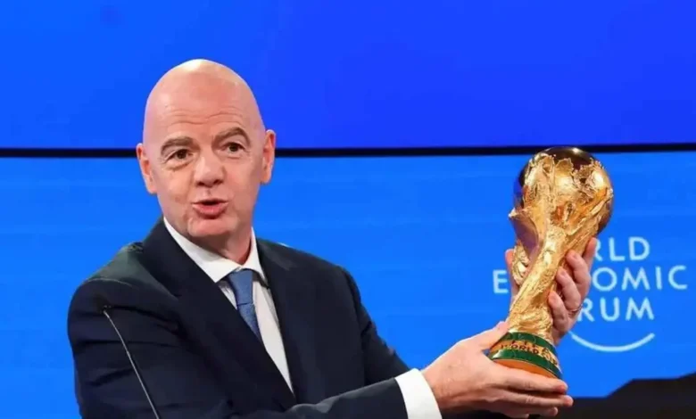 تيباس يواصل انتقاد إنفانتينو ويؤكد: يجب أن يغادر رئاسة "الفيفا"