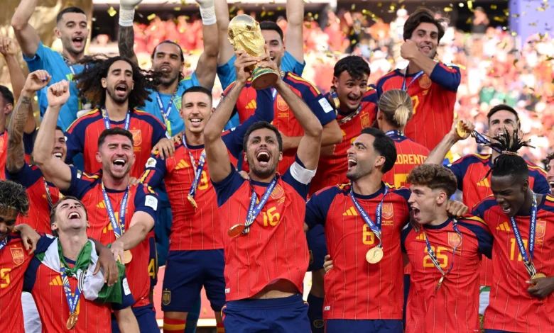 تيفو مارسيليا يثير الجدل: احتفالات ألتراس النادي بتتويج إسبانيا