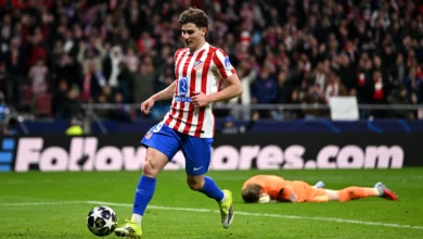 جماهير أتلتيكو مدريد تُظهر العين الحمراء لألفاريز بعد الطرد والغضب المتصاعد