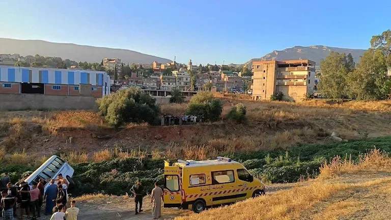 حافلة عمال تنقلب في الجزائر: 6 وفيات و19 مصابًا في الحادث المؤسف