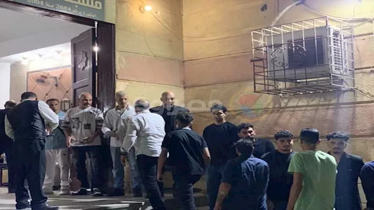 حجازي متقال يستقبل المعزين في عزاء والدته بمسجد الحجاز