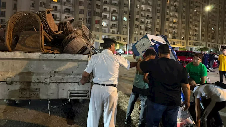 حملة مكثفة لإزالة الإشغالات وإعادة الانضباط في زهراء المعادي من خلال إخلاء الأرصفة وفتح الممرات