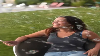 دنيا سمير غانم تتألق بإطلالة عصرية وسط أحضان الطبيعة