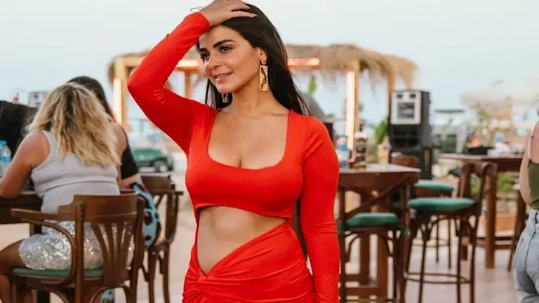 رانيا منصور تتألق بإطلالة أنيقة باللون الأبيض بأسلوب عصري