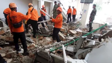 رجال الإنقاذ في إندونيسيا يواصلون البحث عن ناجين بعد الزلزال