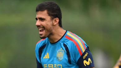 رودري يطلب من لاعب برشلونة التخلي عن رقم قميصه