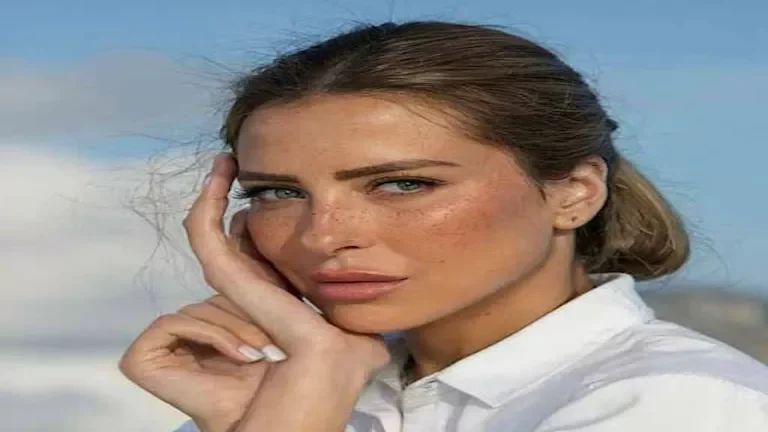 ريم مصطفى تتألق بفستان ملكي أنيق في إطلالة ساحرة