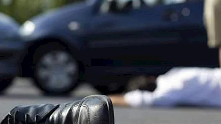 سيارة مسرعة تصدم شخصًا أثناء عبوره الطريق في منطقة بولاق الدكرور