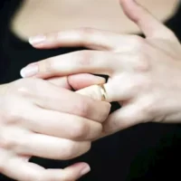 شمس تطلب الخلع بعد اكتشافها ابتزاز زوجها لفتيات عبر هاتفه بعد عام من الزواج
