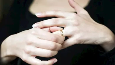 شمس تطلب الخلع بعد اكتشافها ابتزاز زوجها لفتيات عبر هاتفه بعد عام من الزواج