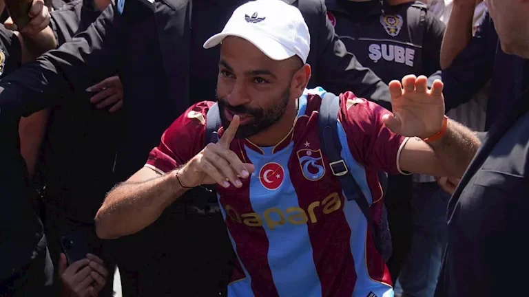 صلاح يقود هتاف جماهير طرابزون خلال مباراة الدوري التركي