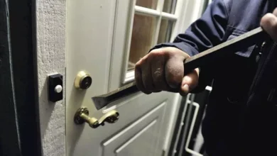 ضبط شاب متهم بالتعدي على جارتين وسرقة وكسر حائط منزلهما في سوهاج