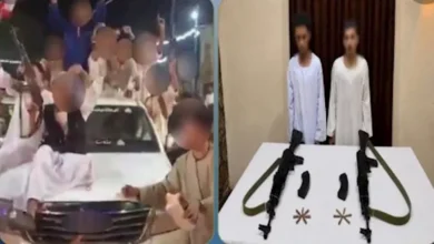 ضبط شخصين استعرضا أسلحة نارية خلال رقصهما بـ"الآلي" في حفل زفاف بقنا 2 ضبط شخصين استعرضا أسلحة نارية خلال رقصهما بـ"الآلي" في حفل زفاف بقنا