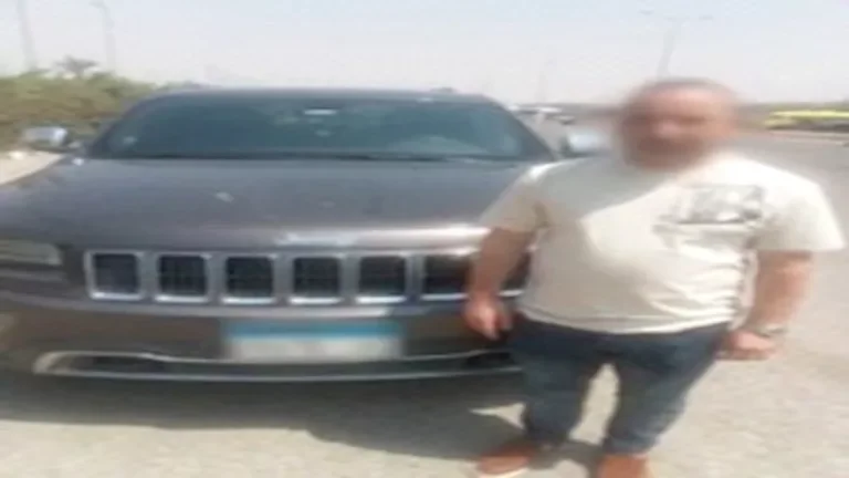 ضبط قائد سيارة اختصر الطريق فوق الرصيف في القاهرة بعد تداول فيديو مثير للجدل