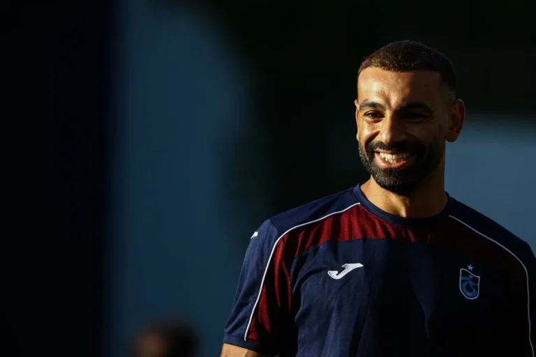 طرابزون سبور "يُفاجئ" محمد صلاح أثناء التدريبات