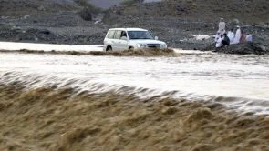 عبور الأودية والشعاب أثناء جريانها يشكل مجازفة.. وغرامة 10 آلاف ريال للمخالفين