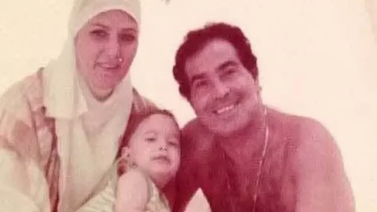عمر حسن يوسف يشارك صورة نادرة من طفولته مع والديه: "العيلة اللذيذة"