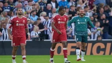 غضب عارم في ليفربول: مدرب "الريدز" ينتقد الحكم وأليسون يعتدي على لوحة التبديلات (فيديو)