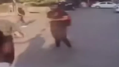 "فيديو يوثق محاولة هرب متهم بقتل والده بعد طعنه بـ16 طعنة قبل القبض عليه"