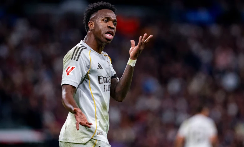 فينيسيوس يوضح لمورينيو موقفه من الاستمرار مع ريال مدريد