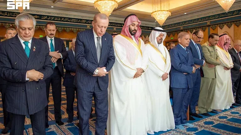 قادة السعودية وتركيا وباكستان يؤدون صلاة الجمعة بالمسجد الحرام بعد اتفاقية مكة