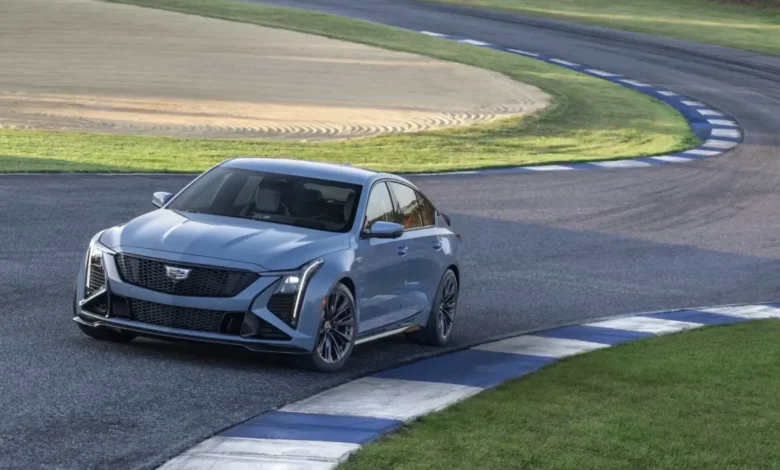 كاديلاك CT5-V بلاكوينج تقترب من النهاية.. هل تختفي آخر سيارة سيدان أمريكية بمحرك V8 وناقل يدوي؟