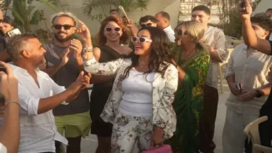 لطيفة تحتفل بنجاح "شبهي بالمللي" في الساحل الشمالي مع صناع الألبوم