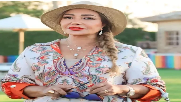 ليلى علوي تتألق بإطلالة أنيقة بالأسود تخطف الأنظار