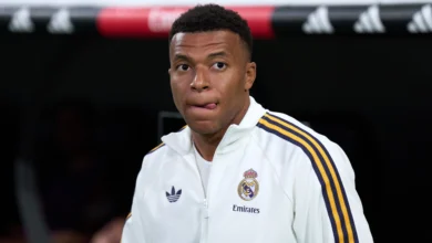 مبابي يثير الجدل مع صديقته في برشلونة قبل العودة إلى مدريد