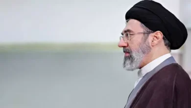 مجتبى خامنئي يلتقي بزشكيان في سيارة مظلمة: تفاصيل جديدة من إيران