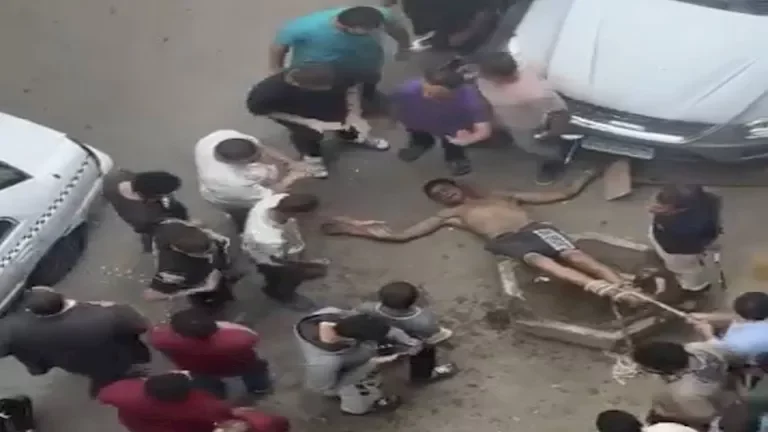 "محامٍ يكشف تفاصيل الاتهامات ضد المعتدين على شاب مكبل في منطقة المهندسين"