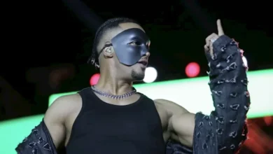 محمد رمضان يثير الجدل بقناع ولوك غريب في حفل الساحل الشمالي