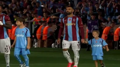 محمد صلاح يتفاعل مع الطفل إسحاق خلال مباراة فيرينتسفاروشي 2 محمد صلاح يتفاعل مع الطفل إسحاق خلال مباراة فيرينتسفاروشي