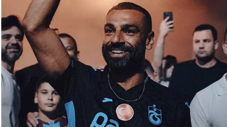 محمد صلاح يوقع رسمياً مع طرابزون سبور ويظهر بالصورة الأولى