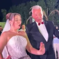 محمود حميدة يرقص مع ابنته في حفل زفافها - فيديو مؤثر وجميل