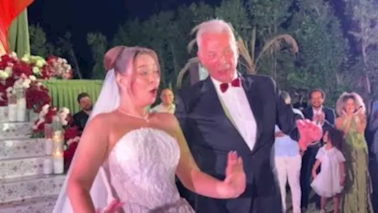 محمود حميدة يرقص مع ابنته في حفل زفافها - فيديو مؤثر وجميل