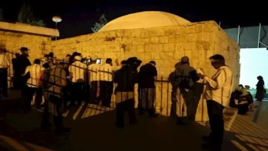 مستوطنون يقتحمون قبر يوسف في نابلس بحماية الاحتلال الإسرائيلي
