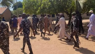 مسلحون في نيجيريا يقتلون 12 شخصاً ويختطفون نساء وأطفالاً