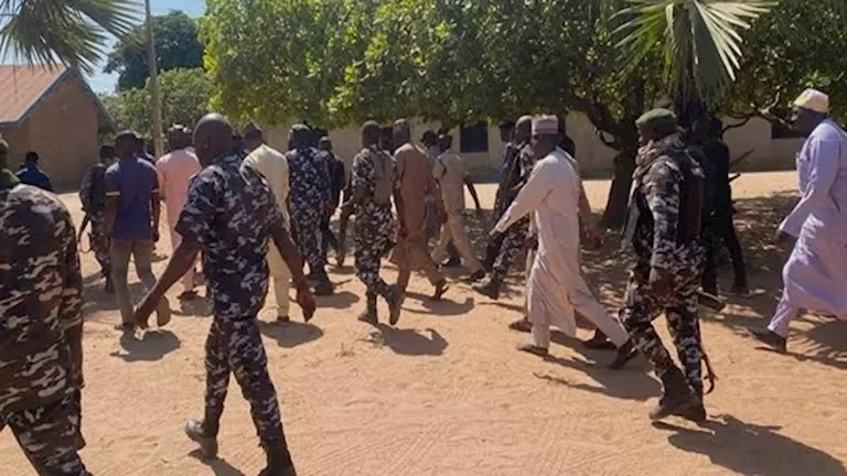 مسلحون في نيجيريا يقتلون 12 شخصاً ويختطفون نساء وأطفالاً
