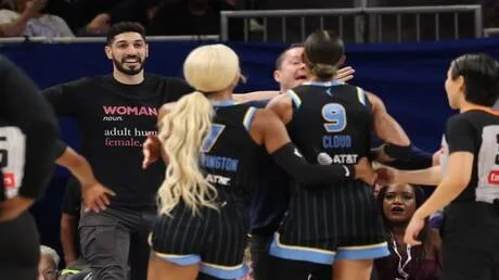 مشادة تثير الجدل بسبب قميص في الدوري الأمريكي لكرة سلة السيدات 1 مشادة تثير الجدل بسبب قميص في الدوري الأمريكي لكرة سلة السيدات