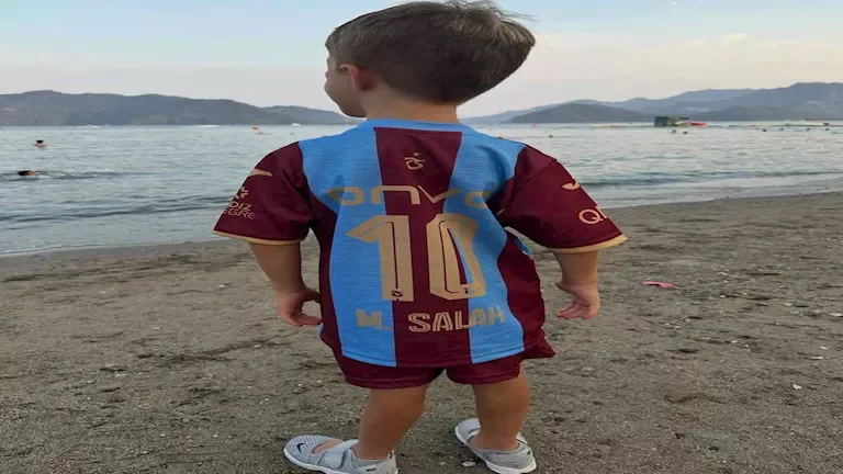 "مشجع ليفربول الصغير يودع محمد صلاح برسالة مؤثرة"