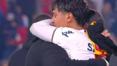 مشهد مؤثر في أوروغواي: أب يواجه ابنه لأول مرة على أرض الملعب 2 مشهد مؤثر في أوروغواي: أب يواجه ابنه لأول مرة على أرض الملعب