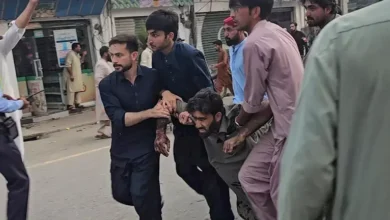 مقتل 14 شخصًا بهجوم انتحاري قرب مركز للشرطة في باكستان