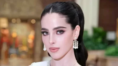 ملكة جمال الكون 2025 تتألق بفستان مزين بالورود المذهل
