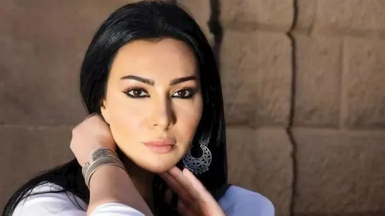 ميرهان حسين تتألق بإطلالة جريئة: اكتشفي سر جمالها