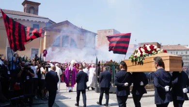 ميلانو تودع فرانكو باريزي بحضور آلاف الجماهير وأساطير كرة القدم في مراسم مؤثرة 3 ميلانو تودع فرانكو باريزي بحضور آلاف الجماهير وأساطير كرة القدم في مراسم مؤثرة