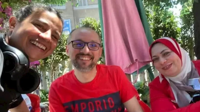 نادين خان تروج لمسلسل بنج كلي بصورة مع فريق العمل في 2026 1 نادين خان تروج لمسلسل بنج كلي بصورة مع فريق العمل في 2026