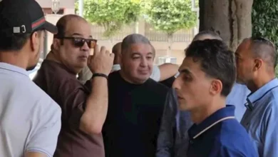 نجوم الفن يشاركون في وداع شقيق محمد هنيدي في جنازته (صورة)
